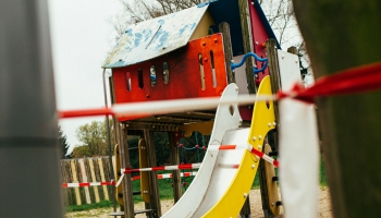 Bērnu rotaļu laukumi: kas rūpējas par drošību un kārtību tajos
