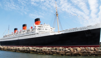 26. septembris. Ūdenī nolaiž pasaulē lielāko okeāna laineri “Queen Mary”
