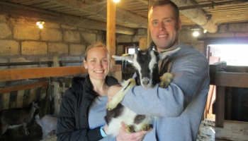 Durbes novadā jaunā Zauļu ģimene piemājas saimniecībā izvērš kazas piena pārstrādi