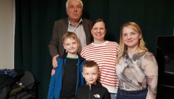 Nedzīvais dzīvajam pakausī elso. Mīklas min māsas Ilvija un evija ar dēliem