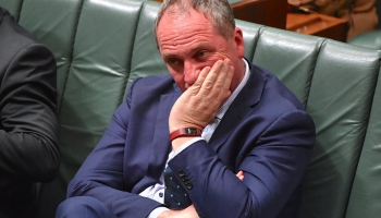 Austrālijā ministra dubultpilsonības dēļ valdība zaudē vairākumu