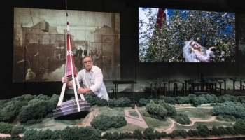 Иварс Калниньш в спектакле Алвиса Херманиса "Яблоневый цвет в реке" 