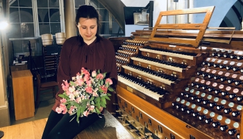Agnese Abramāne pie Ventspils koncertzāles ērģelēm un trīs B 