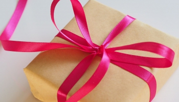 Uzņēmumi paplašina pakomātu tīklus un aicina laicīgi sūtīt svētku dāvanas uz ārvalstīm