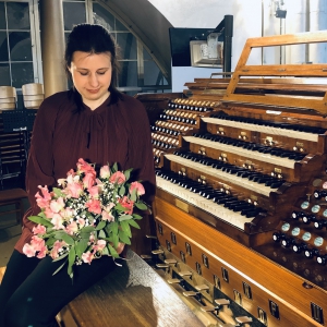 Agnese Abramāne pie Ventspils koncertzāles ērģelēm un trīs B 