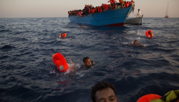 Vidusjūrā pie Lībijas vienā dienā izglābj tūkstošiem migrantu