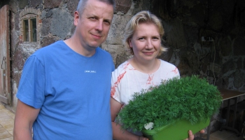 Kaspars un Ilona Dilāni Variešos gatavo kaltētu garšaugu maisiņus un uzņem tūristus