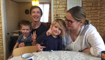 Kreicu ģimene Grobiņā atjauno dzimtas mājas un iepazīstina ar pozitīvo dzemdību pieredzi