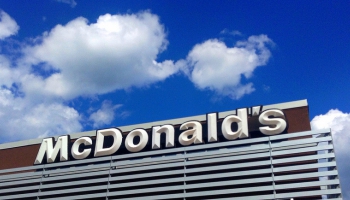 16. februāris. Piedzima Ričards Makdonalds, ātro uzkodu ēstuves „McDonald’s” iniciators