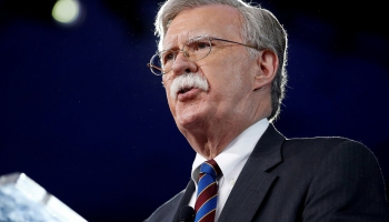 Trampa nacionālās drošības padomieks Boltons asi vēršas pret Irānu
