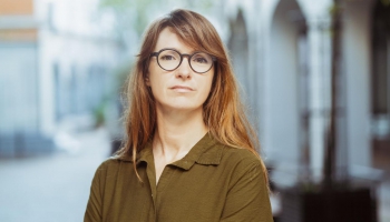 Vai māksla un mūsu attieksme pret vidi spēj mainīt pasauli? Saruna ar Ivetu Gabaliņu