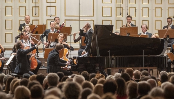 Bezeidenhauts, "Mozarteum" orķestris un maestro Manakorda Mocarta mūzikā Zalcburgā