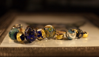 Vai zini, ka stikla pērles kādreiz tika izmantotas kā naudas apmaiņas līdzeklis?