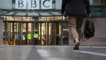 Krustpunktā: Rediģēšanas skandāls BBC: kā tas ietekmē Latvijas mediju vidi?