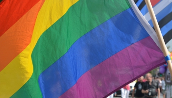 Ar varavīksnes karoga pacelšanu sācies Rīgas praids