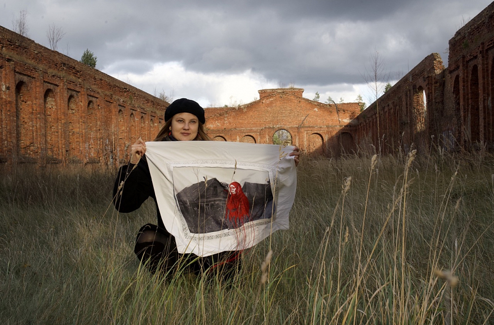 Izstādē "Tēvzemei un dzīvībai" māksliniece Laura Dzērve runā par demogrāfijas krīzi