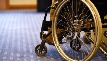Ассистенты для людей с инвалидностью: зарплаты увеличены, но желающих все равно мало