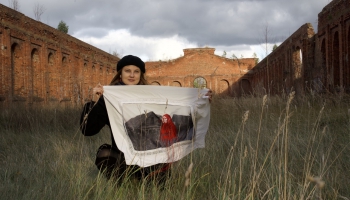 Izstādē "Tēvzemei un dzīvībai" māksliniece Laura Dzērve runā par demogrāfijas krīzi