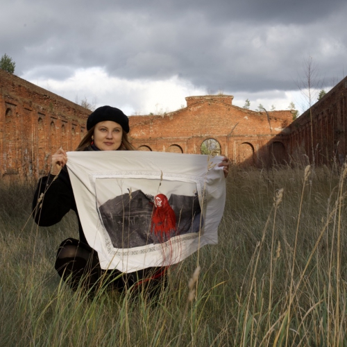 Izstādē "Tēvzemei un dzīvībai" māksliniece Laura Dzērve runā par demogrāfijas krīzi