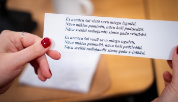 Kāda ir atšķirība starp divkāji putnu un simtkāji? Mīklas min Latvijas Radio 1 žurnālisti