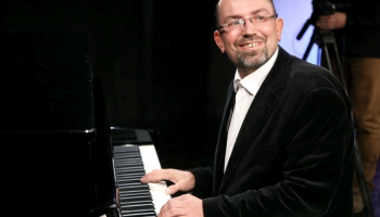 Pianists Gints Žilinskis aizrauj jautrā "boogie-woogie" dejā
