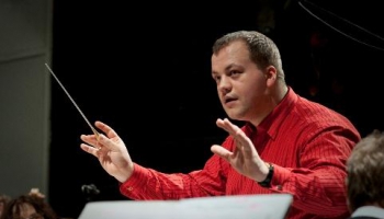 Studijā Liepājas Simfoniskā orķestra galvenais diriģents Atvars Lakstīgala
