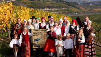 Gaidot Vasaras saulgriežus,lūk Luksemburgas bērnu folkloras grupa„Mazās dzērves"