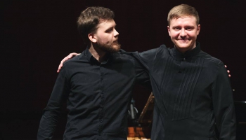 Oskars Bokanovs (kontrabass) un Rihards Plešanovs (klavieres) Lielajā ģildē
