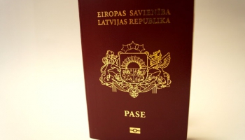 300 приговоров в год: кого и за что лишают латвийского гражданства
