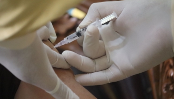 Процесс вакцинации в Латвии. Почему он способствует расколу в обществе?