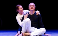 Lilija Lipora un Edgars Lipors dejas izrādē "Kā man gribas iet"