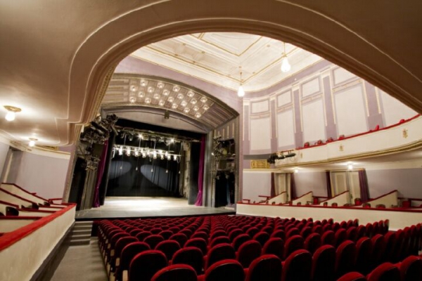 Liepājas teātris, JRT ēka, akustiskā koncertāle, latviešu seriāli. Atbild Zane Brikmane