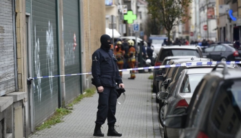 Beļģijas policija turpina vajāt divus aizdomās turamos par līdzdalību Parīzes teroraktos