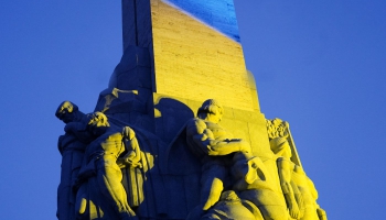Tiešraide. Mītiņš Ukrainas atbalstam "Kopā ar Ukrainu" pie Brīvības pieminekļa