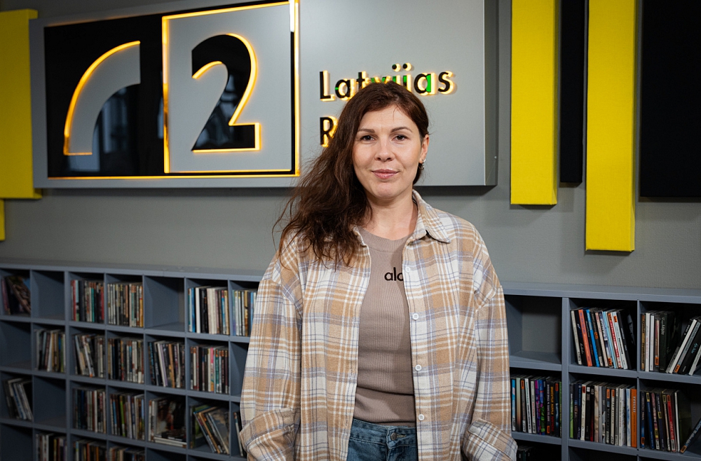 Rūta Dūduma ieraksta dziesmu ar kori