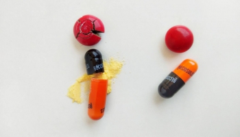 Zāļu drošuma pārbaudes: Visvairāk vilto onkoloģiskās un pretsāpju zāles, antibiotikas