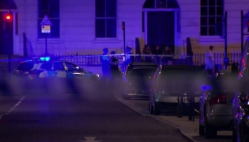 Londonas centrā jaunietis ar nazi nogalina sievieti un vēl piecus cilvēkus ievaino