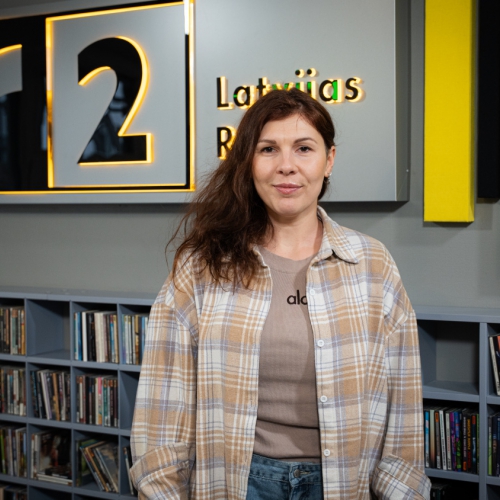 Rūta Dūduma ieraksta dziesmu ar kori