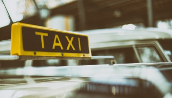 Satiksmes ministrija aicina taksistus izvairīties no tā saucamajiem "firmu karuseļiem"
