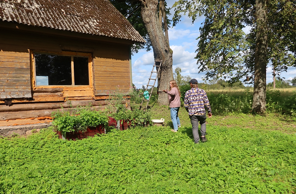 Monta Vecozola, dzīve laukos