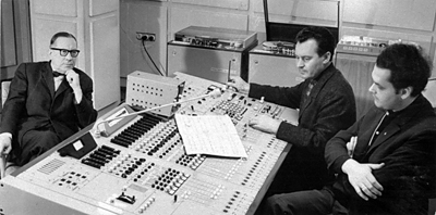 No kreisās: komponists un rakstnieks Marģeris Zariņš, skaņu operators Jāzeps Kulbergs, Aleksandrs Grīva