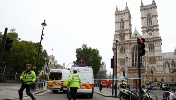 Barjerās pie parlamenta ēkas Londonā ietriekusies automašīna; divi cietušie