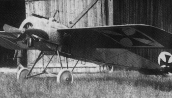 1. jūlijs. Kurts Vintgenss piestiprina ložmetēju lidmašīnai