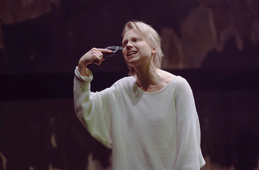 Kas noziegumos ir tik vilinošs jeb kāpēc teātri Latvijā tik bieži iestudē "krimiķus" 