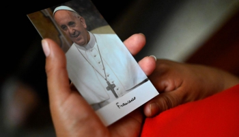 Pāvestu Francisku pieminot