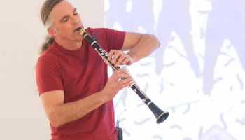 Klarnetists Ēriks Mandats: Cenšos radoši izmantot instrumenta akustiskās spējas [ENG]