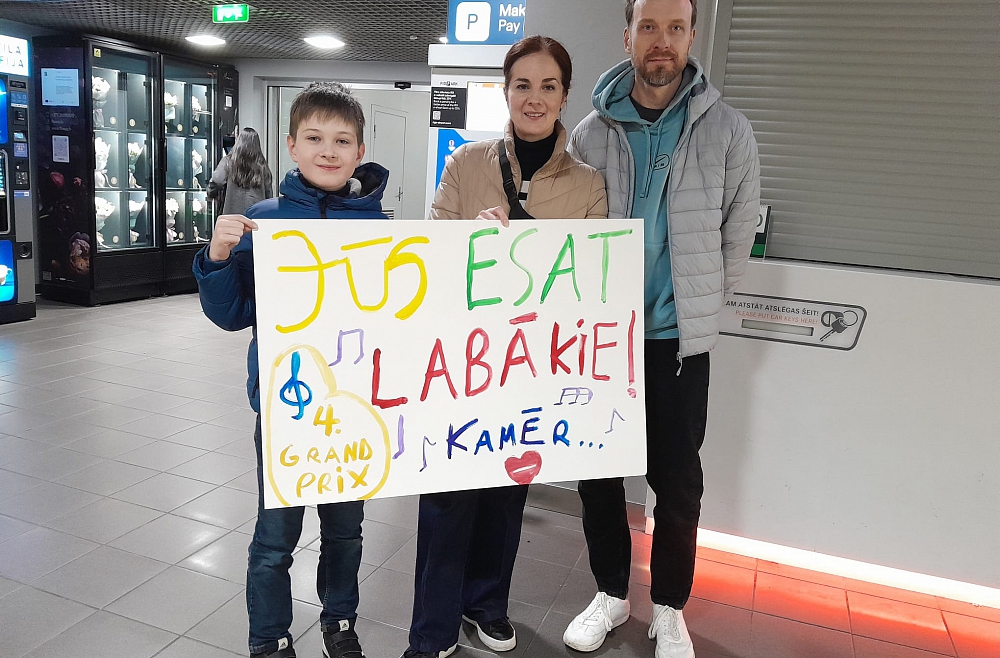 kamēr lidostā