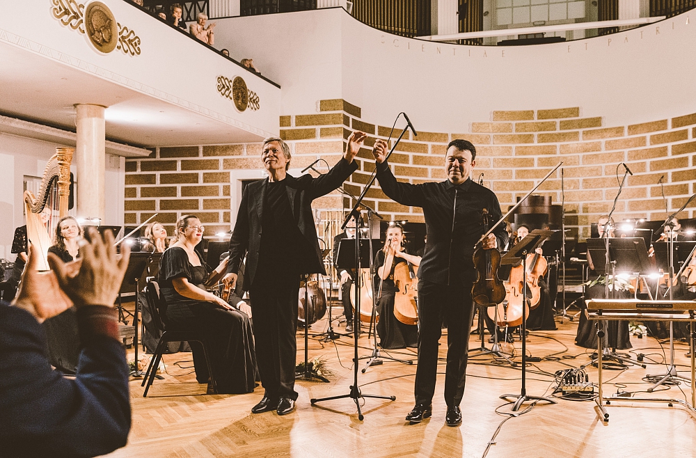 "Sinfonietta Rīga" sezonas uztakts, jaunie mūziķi Rīgas pilī, čelli Cēsīs un Mālera Astotā