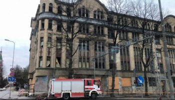 Nojaukšanas vietā izdegušo Kalnciemielas jūgendstila ēku Rīga liks sakārtot