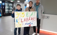 kamēr lidostā